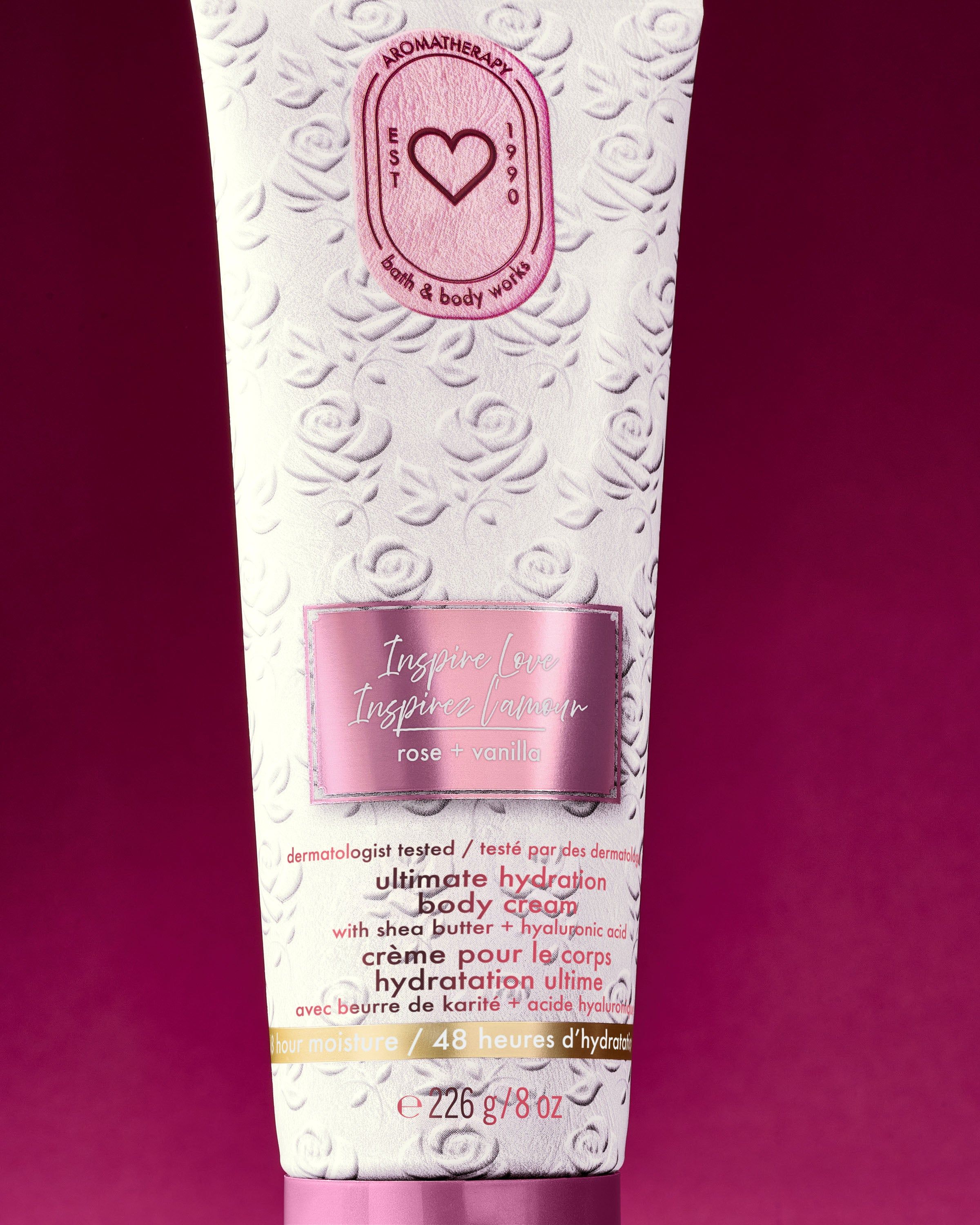 Tělový krém Inspire Love Rose + Vanilla Bath & Body Works v růžové embosované tubě s romantickým vzhledem.