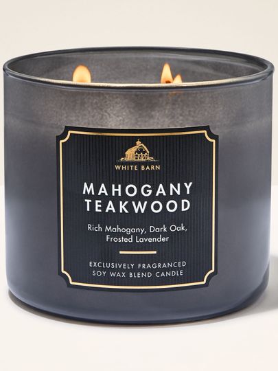 Svíčka Mahogany Teakwood ve skleněné nádobě s výraznou dřevitou vůní a jemnými akcenty typickými pro kolekci White Barn.