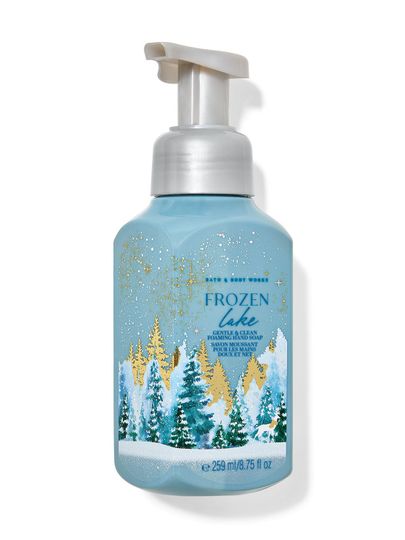 Mydło do rąk w piance Frozen Lake w jasnoniebieskiej butelce z zimowym wzorem z choinkami i płatkami śniegu. Bath&Body Works.