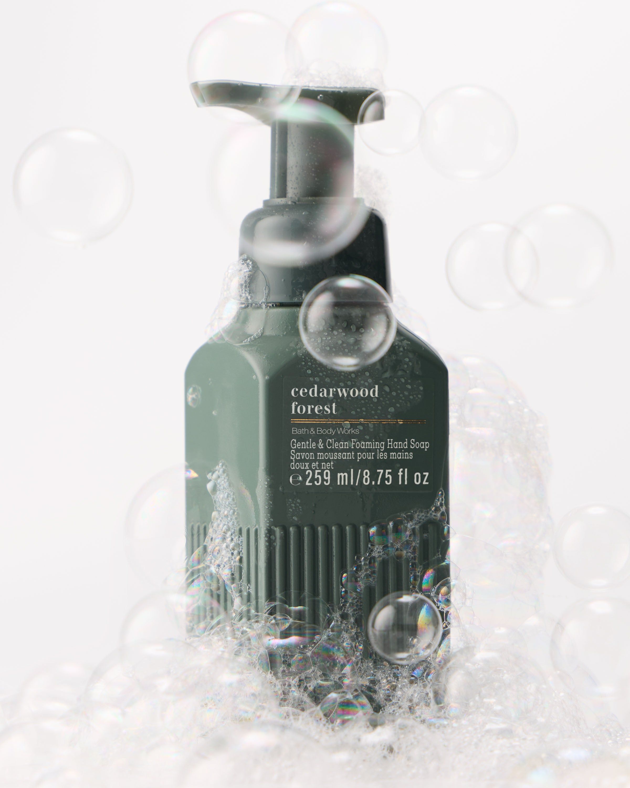 Jemné pěnové mýdlo na ruce Bath & Body Works Cedarwood Forest, 259 ml