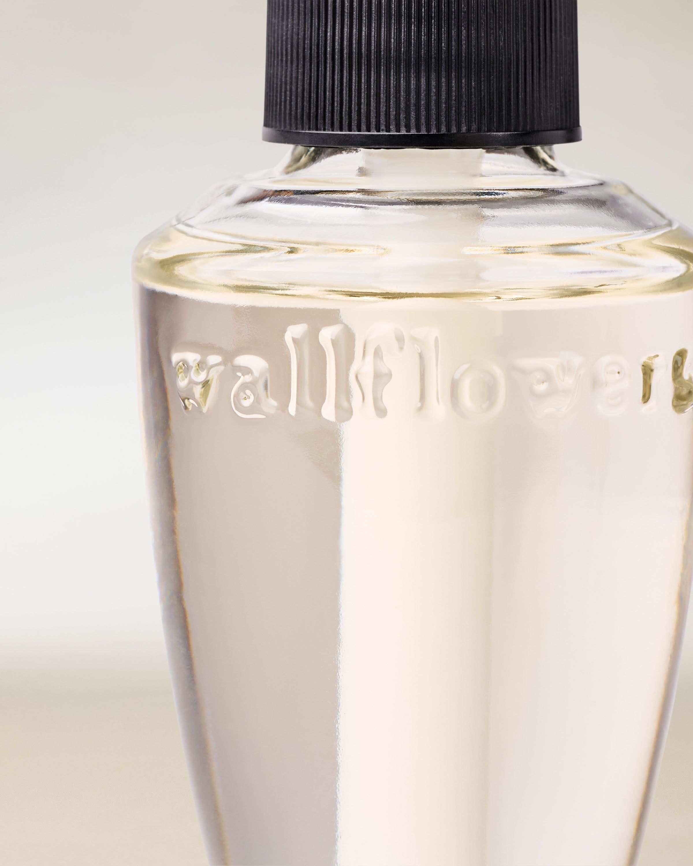 Bath & Body Works Wallflowers – voňavá náplň v čiré lahvi s reliéfním logem, ideální pro provonění domova.