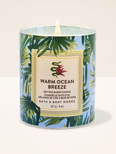 Svíčka Warm Ocean Breeze s jedním knotem a tropickým motivem listů – svěží, letní dekorativní prvek.