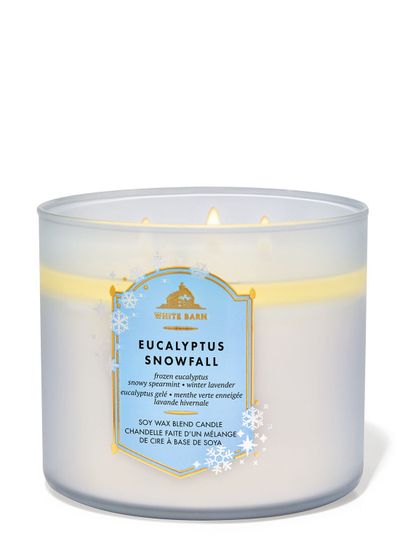 Świeca zapachowa „Eucalyptus Snowfall” w białym, matowym słoiku ze wzorem płatków śniegu, Bath & Body Works.