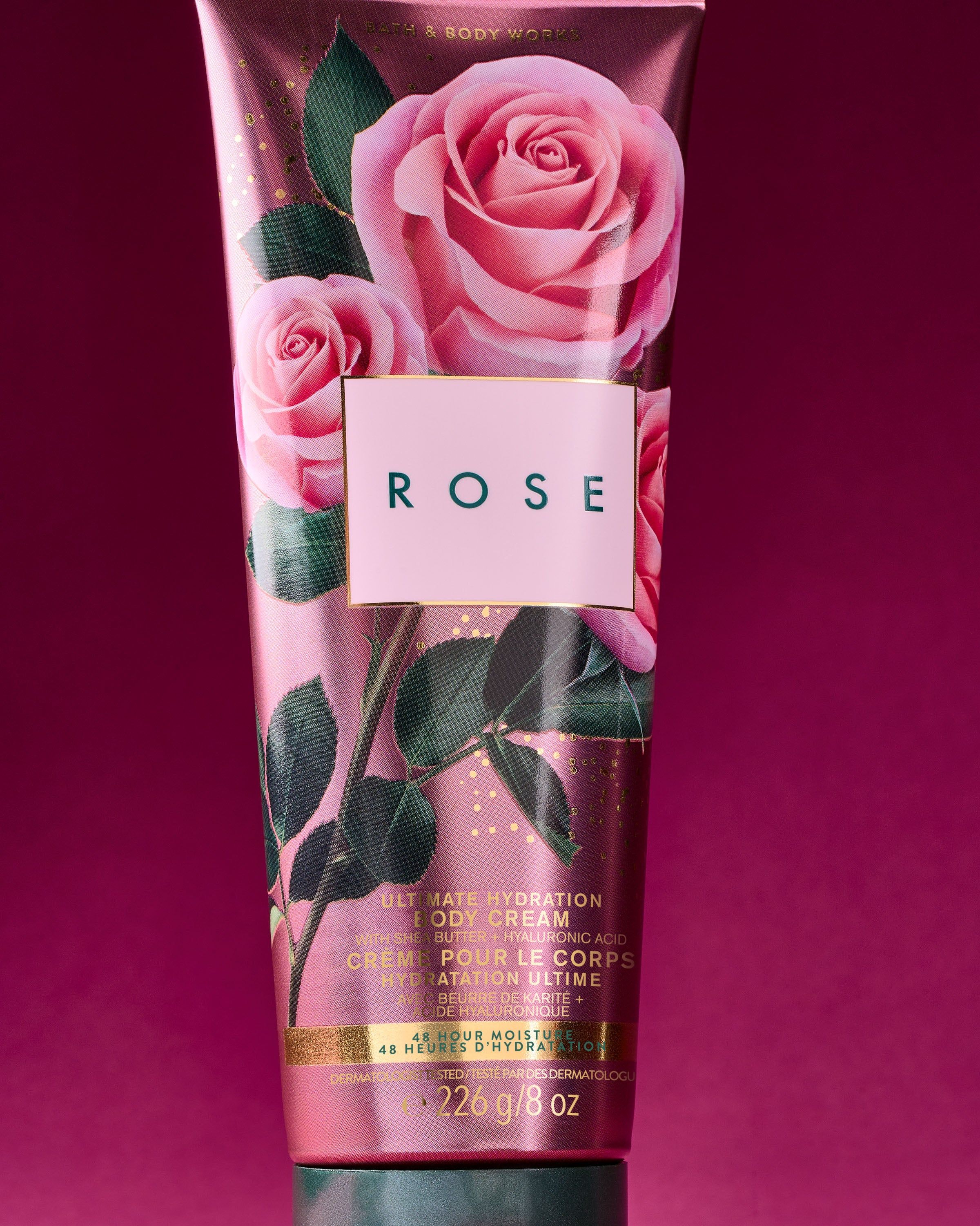 Tělový krém ROSE Bath & Body Works v růžové metalické tubě s růžemi – svěží a elegantní volba.