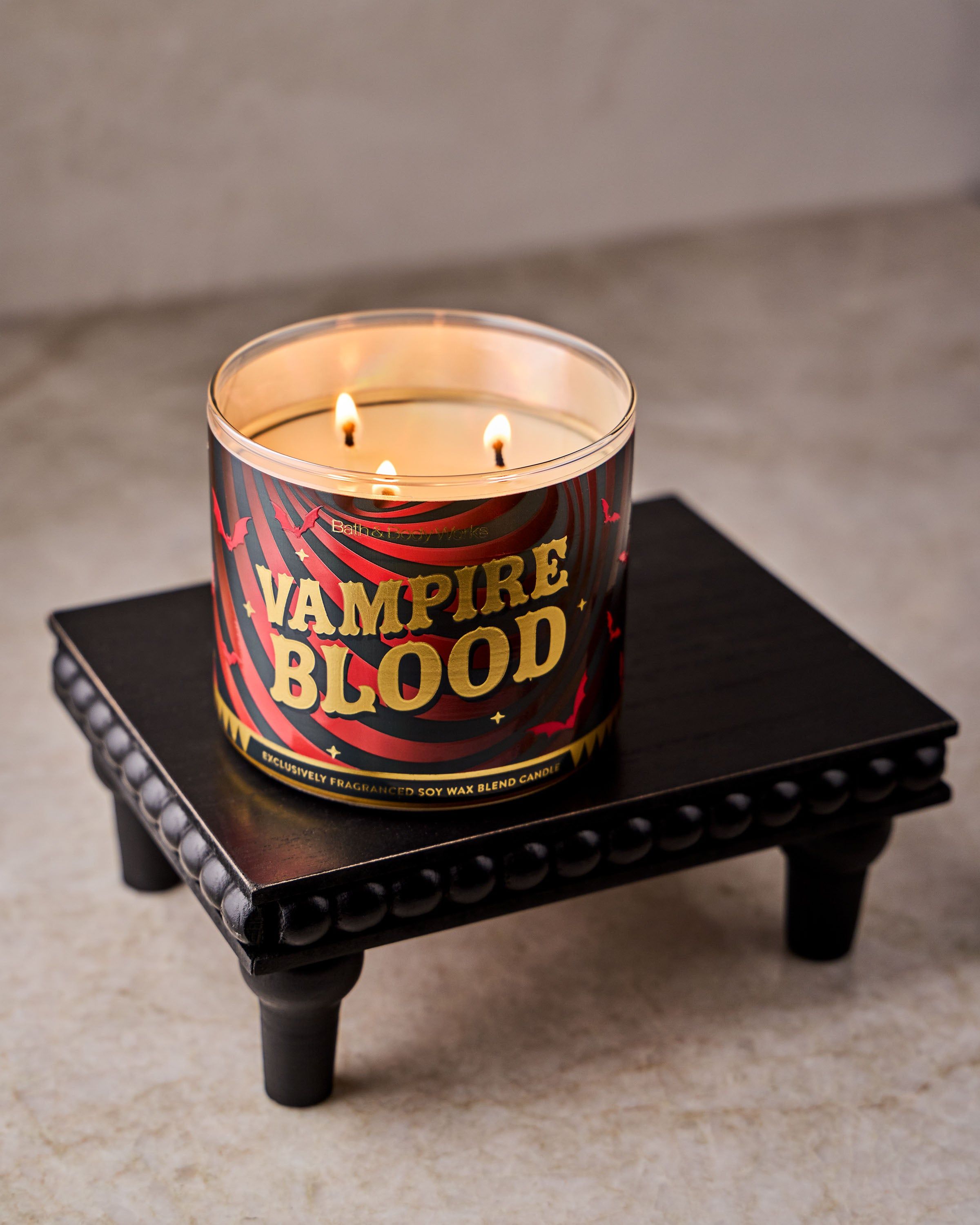 Vonná svíčka Bath & Body Works Vampire Blood v dekorativní dóze s černým víčkem