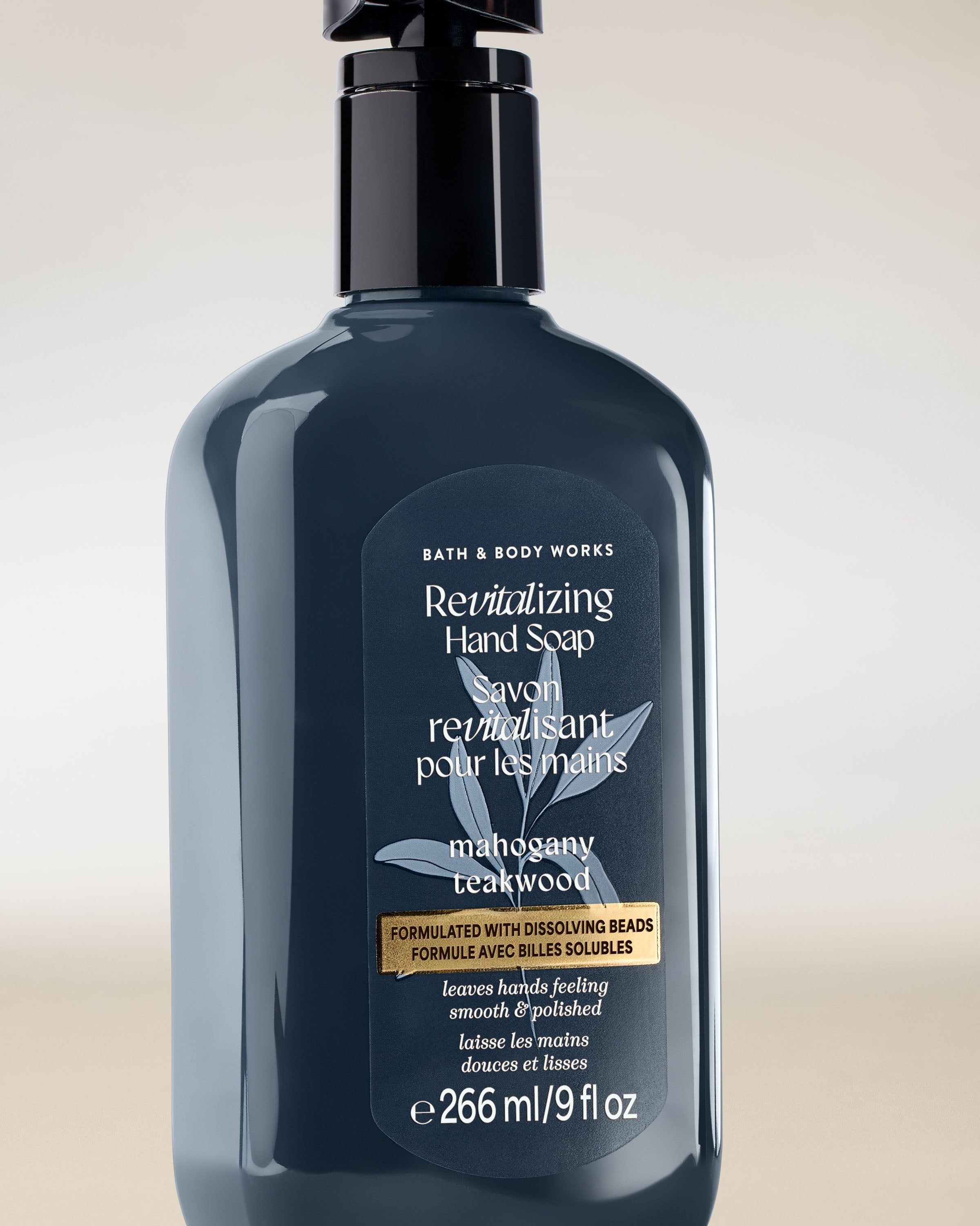 Gel na mytí rukou Bath & Body Works Mahogany Teakwood 266 ml v tmavě šedé lahvi s pumpičkou.