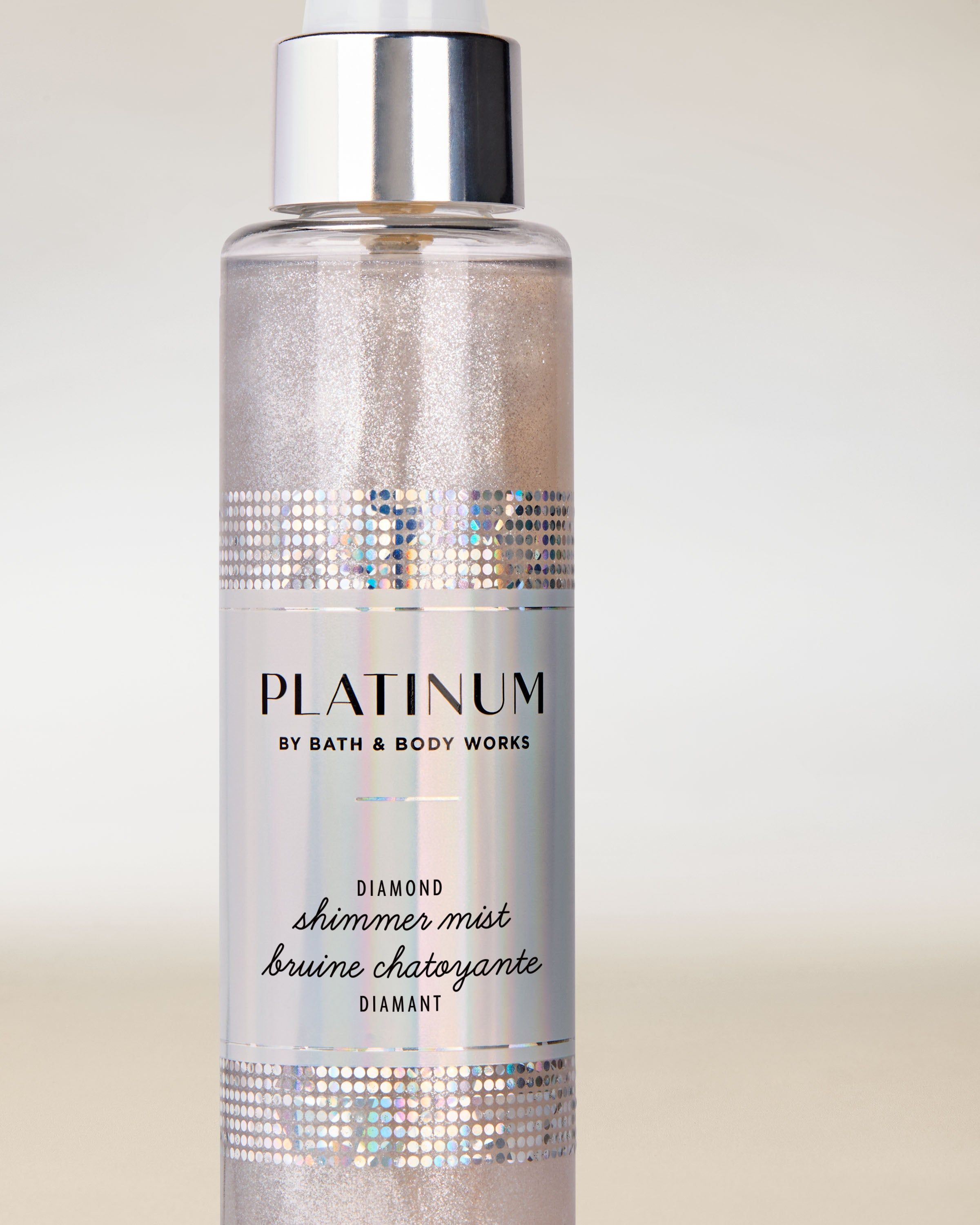 Třpytivá mlha Bath & Body Works Platinum Diamond Shimmer Mist ve stříbrné lahvi, 145 ml.