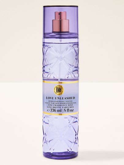 Bath & Body Works Love Unleashed – lila voňavá mlha v reliéfní lahvi s růžovo‑zlatým rozprašovačem.