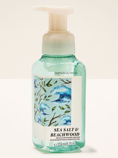 Pěnové mýdlo „Sea Salt & Beachwood“ v mátové lahvi s etiketou s oceánskými vlnami.