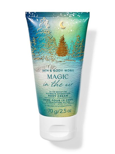 Mały krem do ciała "Magic in the Air" z niebiesko-zielonym, zimowym motywem z choinkami i księżycem. Bath & Body Works.