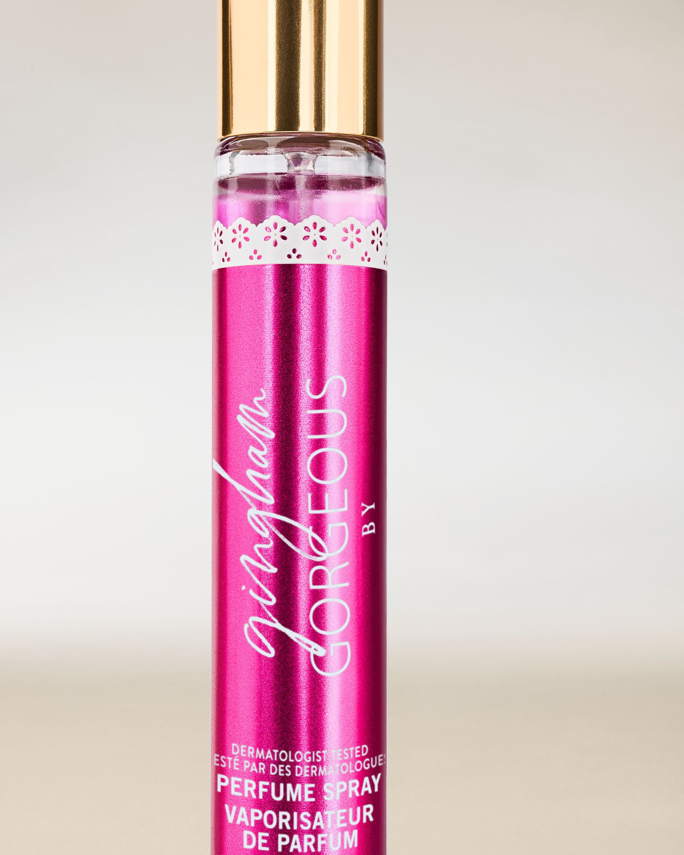 Parfémový sprej Bath & Body Works Gingham Gorgeous v úzkém flakonu s rozprašovačem.