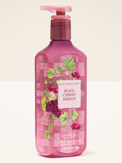 Gel na mytí rukou Bath & Body Works Black Cherry Merlot 236 ml v růžovo‑bordové lahvi s motivem třešní.