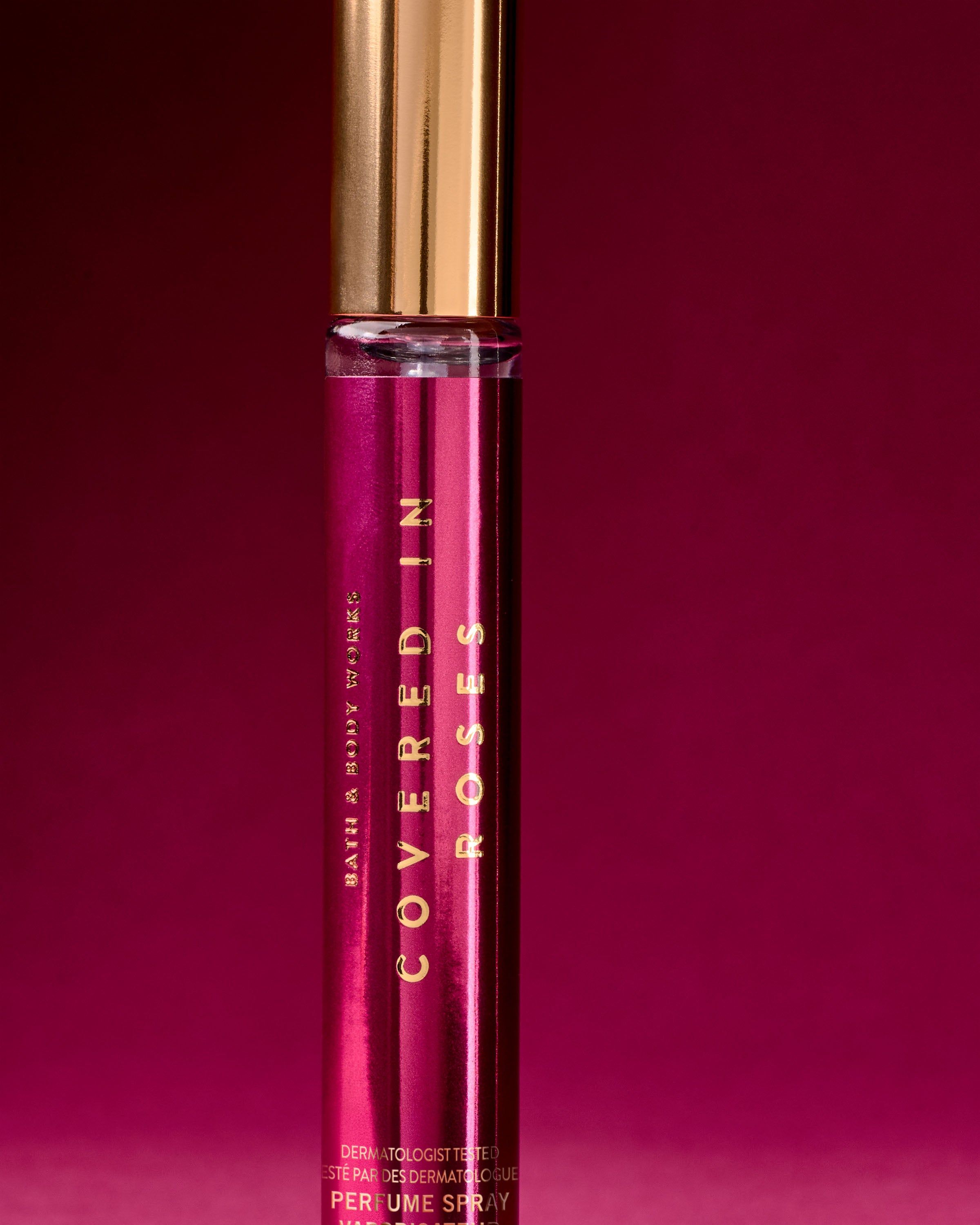 Bath & Body Works Covered in Roses – růžový metalický parfémový sprej se zlatými detaily.