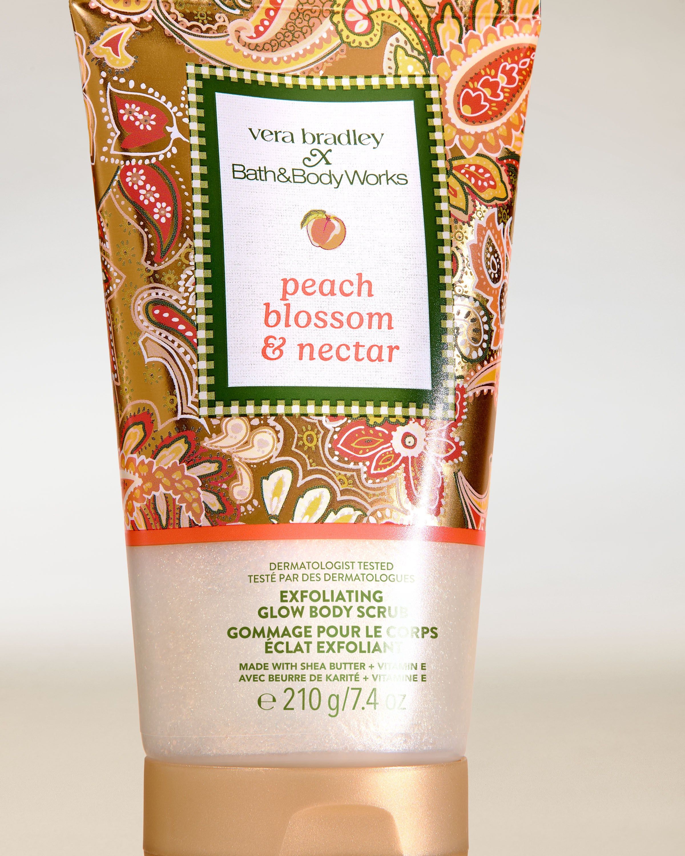 Bath & Body Works Peach Blossom & Nectar – tělový peeling v tubě s dekorativním broskvově‑květinovým motivem.