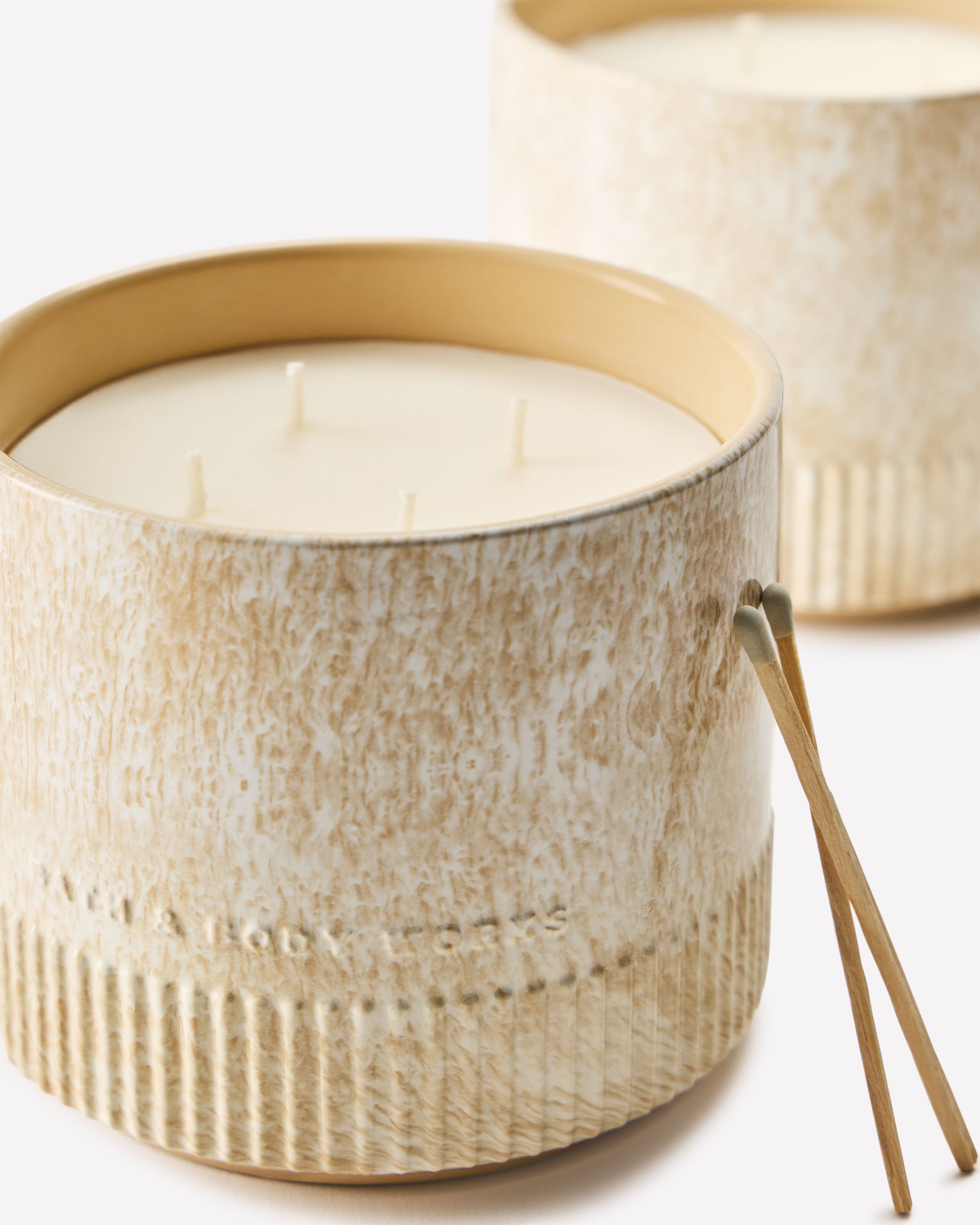 Vonná svíčka Bath & Body Works se 4 knoty v keramické nádobě
