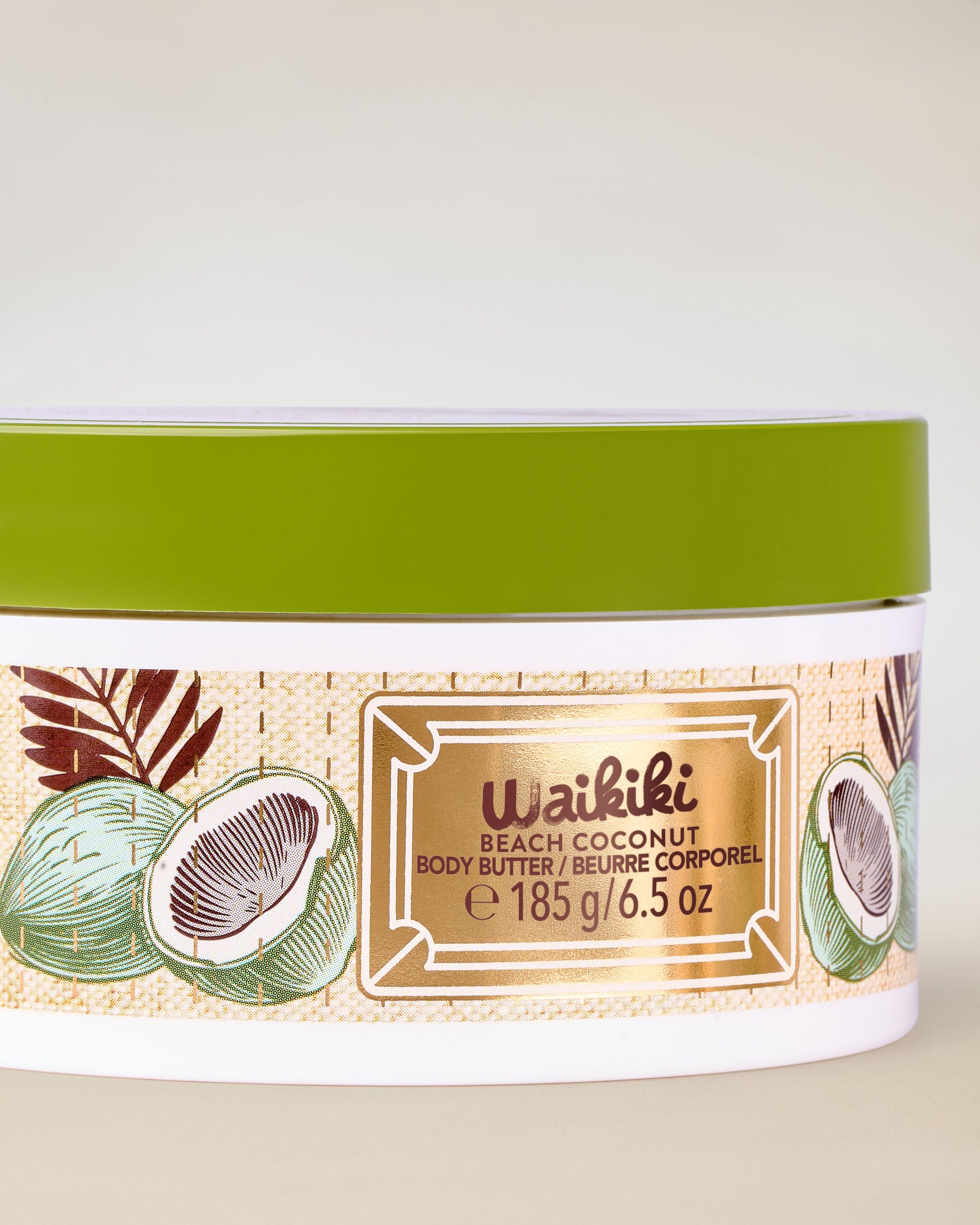 Tělové máslo Bath & Body Works Waikiki Beach Coconut s kokosovým motivem a zeleným víčkem.