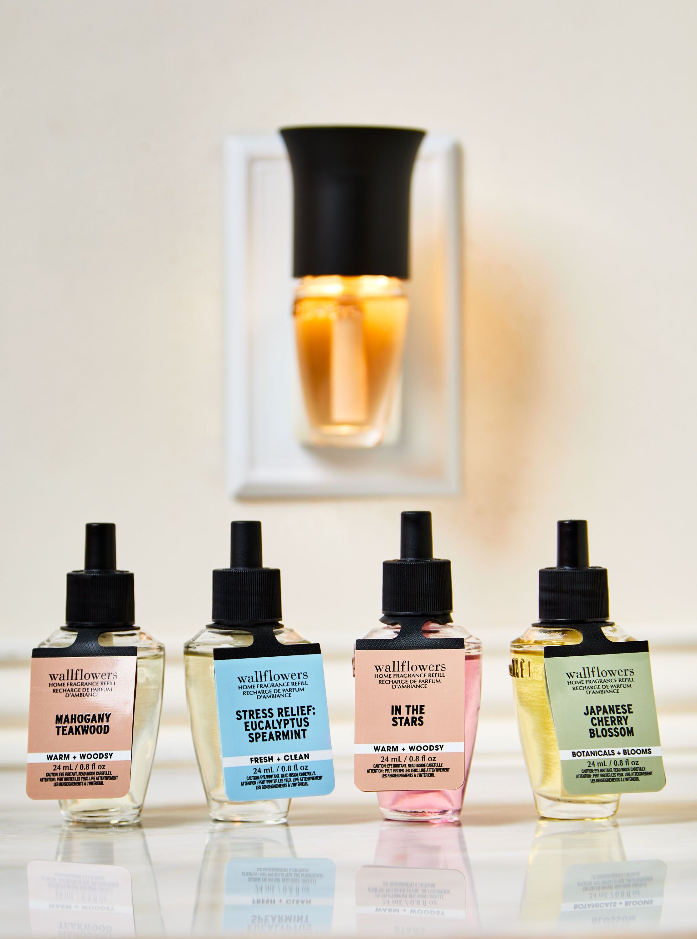 Čtyři náplně Wallflowers v oblíbených vůních před nástěnným difuzérem — barevné 24 ml.