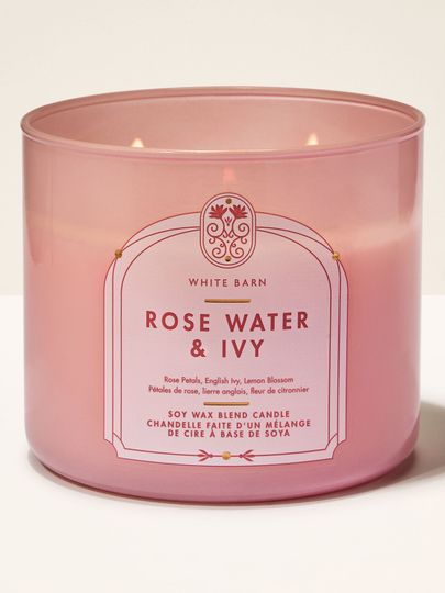Hořící svíčka Rose Water & Ivy White Barn v růžové skleněné nádobě s elegantní etiketou