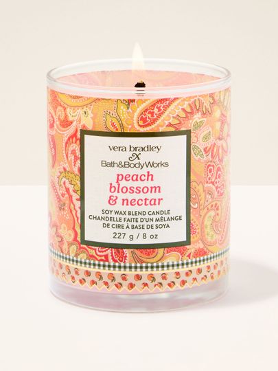 Bath & Body Works Peach Blossom & Nectar – vonná svíčka ze sójové voskové směsi v dekorovaném skle se zapáleným knotem.