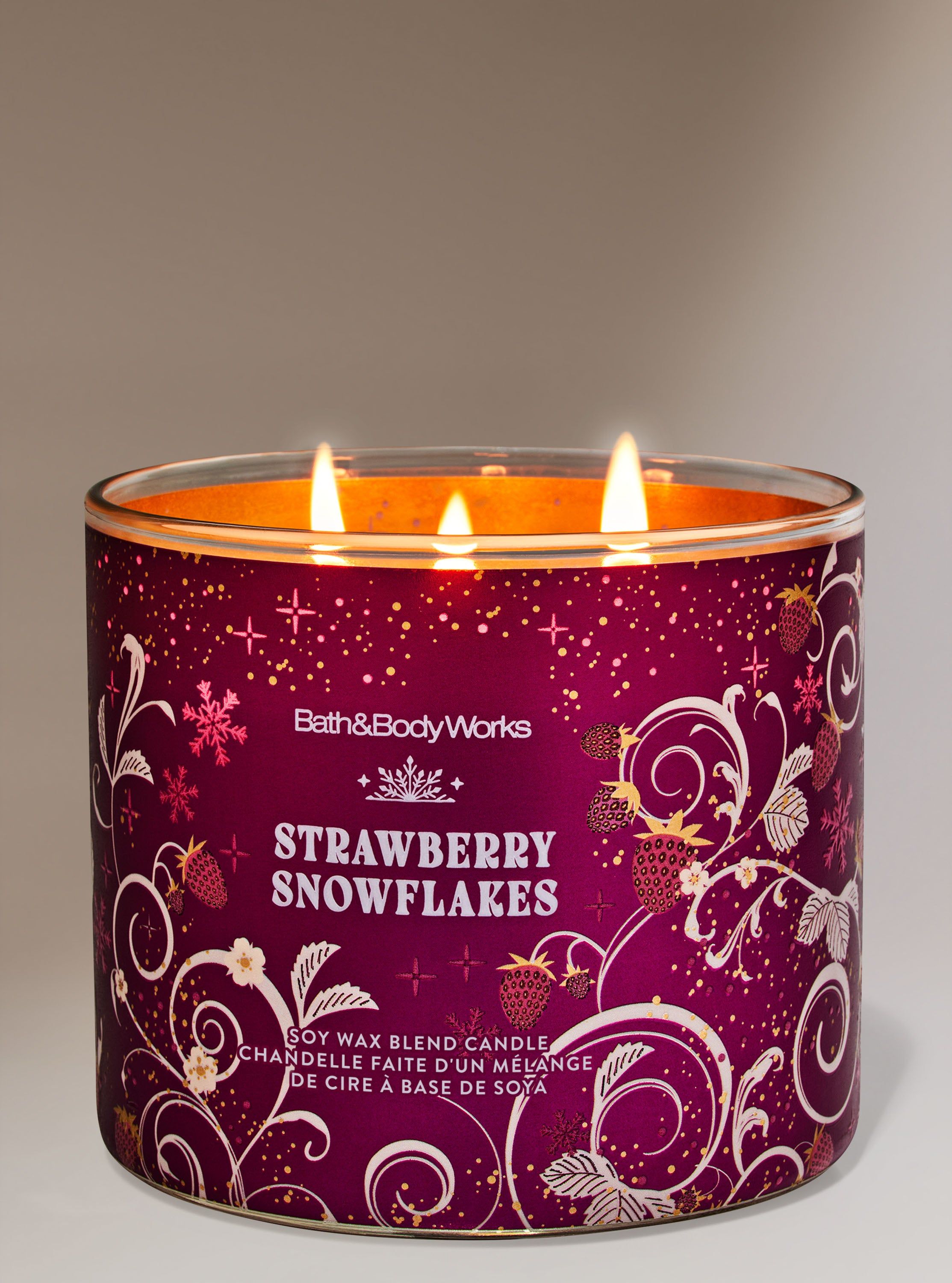 Vonná svíčka Strawberry Snowflakes Bath & Body Works s motivem jahod a sněhových vloček