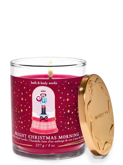 Świeca zapachowa z kolekcji "Bright Christmas Morning" z naklejką przedstawiającą Dziadka do Orzechów w kuli. Bath & Body Works.