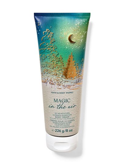 Biały krem do ciała z motywem zimowej nocy i napisem "Snowflakes & Cashmere", Bath & Body Works.