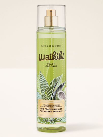 Vonná mlha Waikiki Beach Coconut od Bath & Body Works v zelené lahvičce s rozprašovačem a tropickou grafikou.