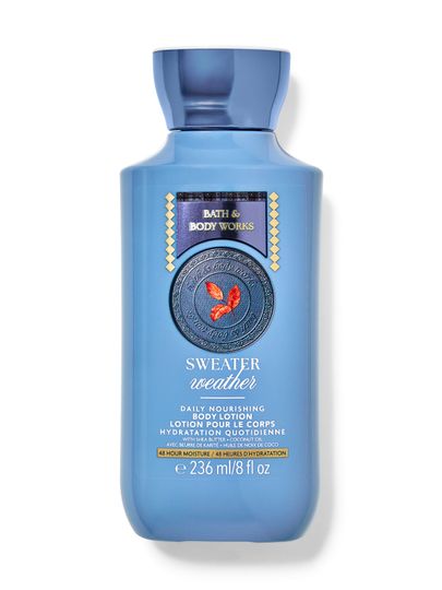 Tělové mléko Bath&Body Works Sweater Weather. Modrá plastová lahvička s modrým uzávěrem a etiketou s listem.