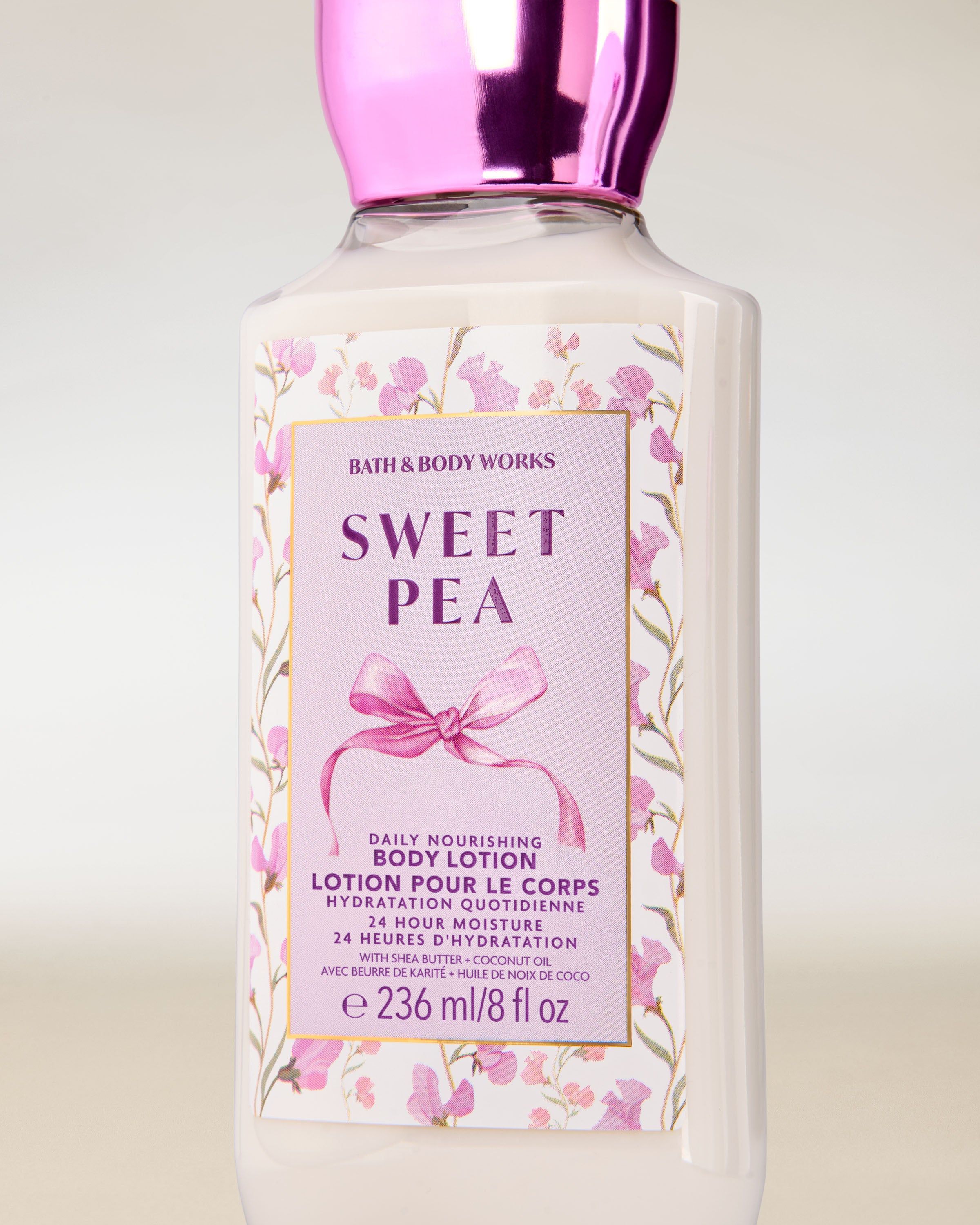Tělové mléko Bath & Body Works Sweet Pea 236 ml ve světlé lahvi s květinovým štítkem a růžovým uzávěrem.