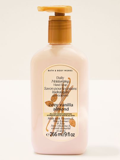 Mýdlo na ruce Cozy Vanilla Almond Bath & Body Works v krémové lahvi se zlatou pumpou.