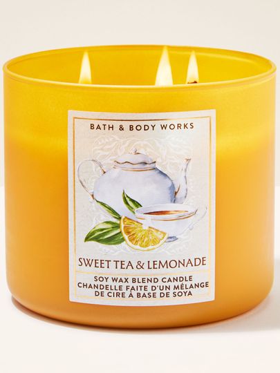 Tříknotová vonná svíčka Bath & Body Works Sweet Tea & Lemonade v matné žluté skleněné dóze.