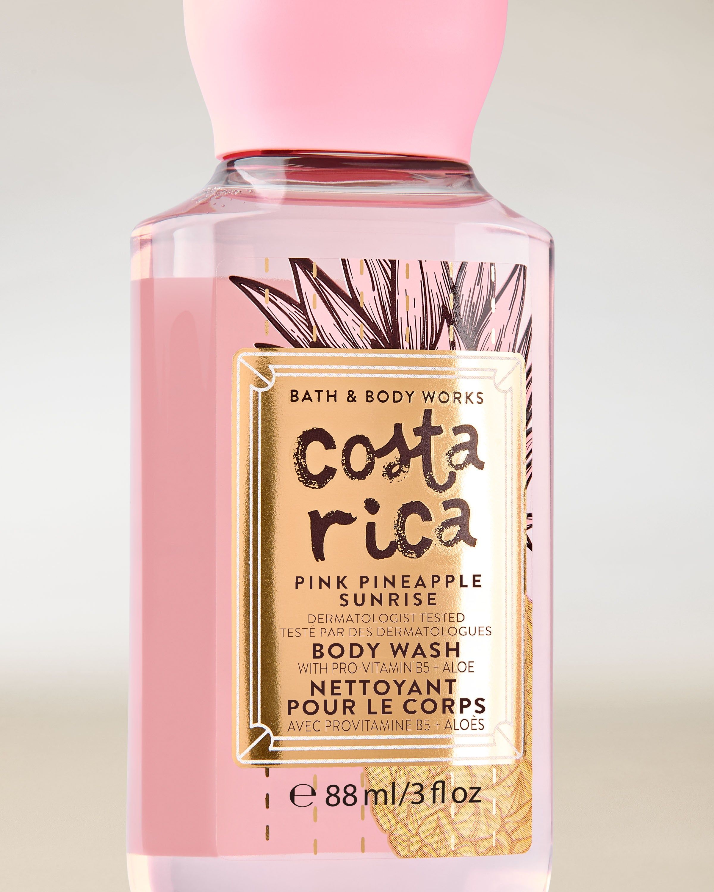 Mini sprchový gel Costa Rica Pink Pineapple Sunrise v růžové lahvi s tropickou etiketou a růžovým víčkem.