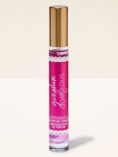 Parfémový sprej Bath & Body Works Gingham Gorgeous v úzkém flakonu s rozprašovačem.