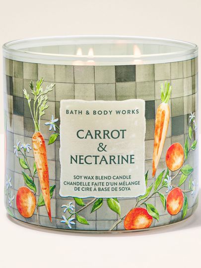 Tříknotová vonná svíčka Bath & Body Works Carrot & Nectarine ve skleněné dóze s rostlinným motivem.