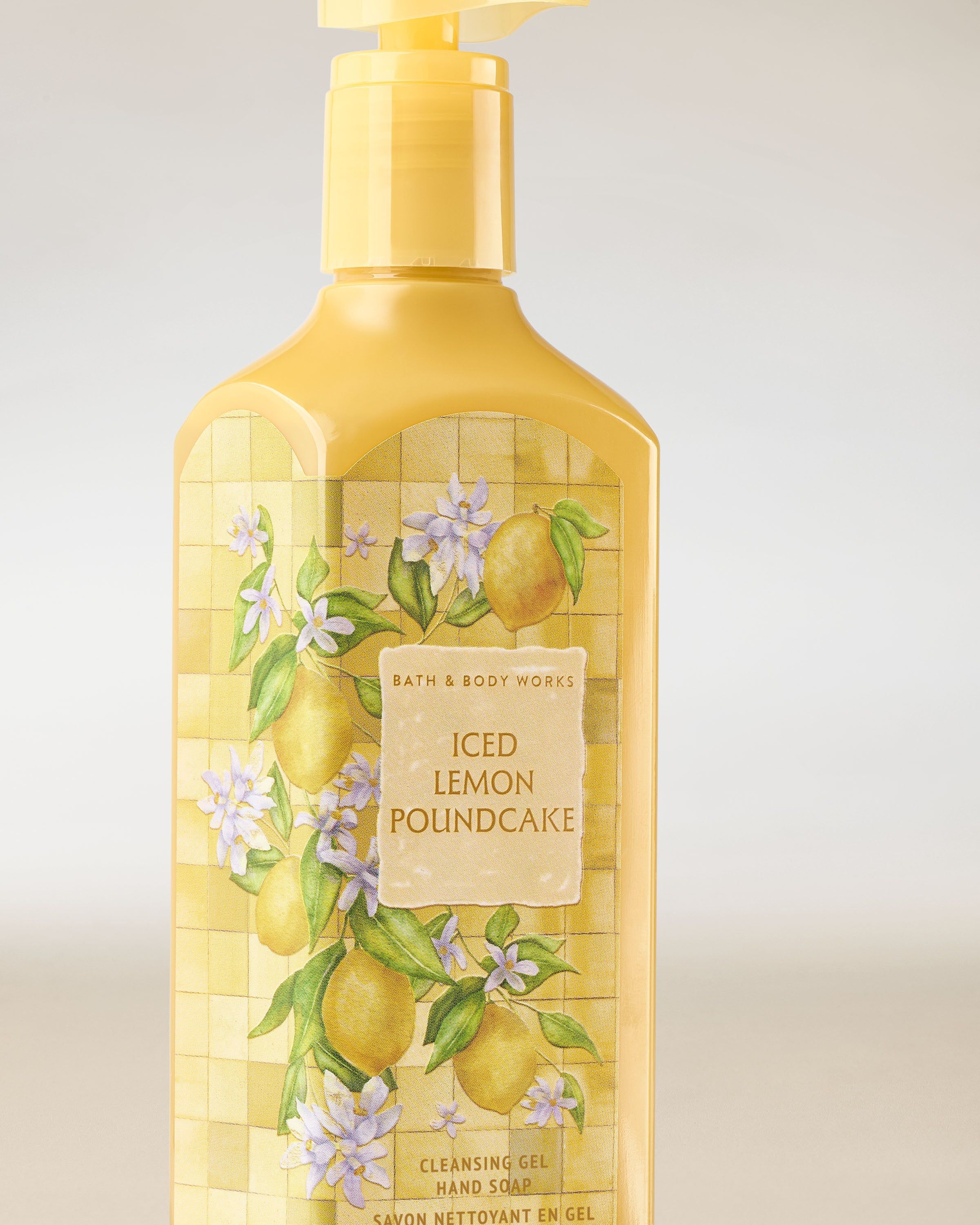 Gel na mytí rukou Bath & Body Works Iced Lemon Pound Cake 236 ml ve žluté lahvi s citrusovým motivem.