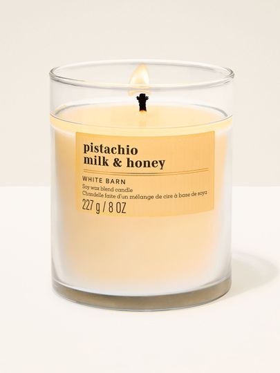 Svíčka Pistachio Milk & Honey White Barn s krémovou vůní pistácií a medu.