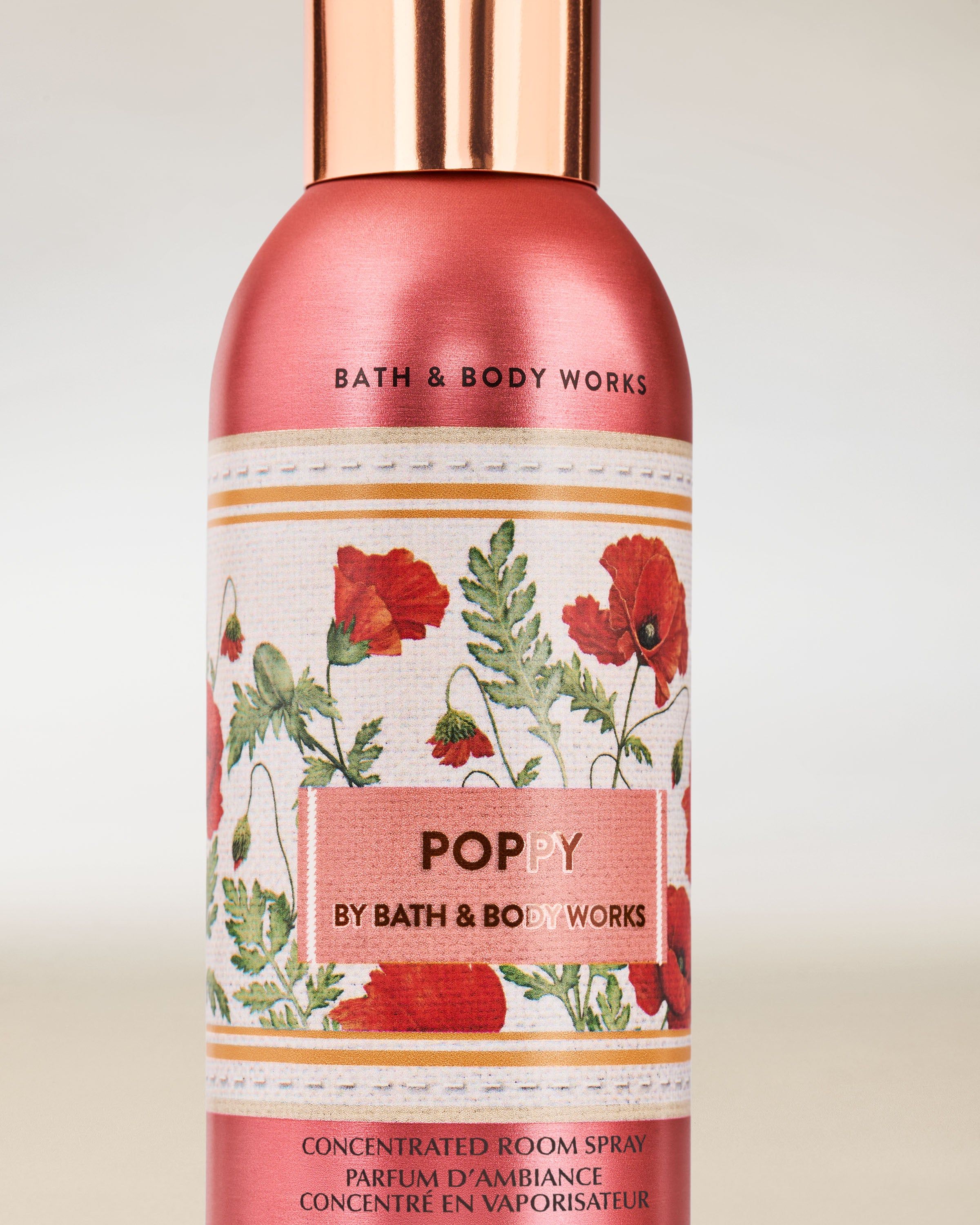 Bath & Body Works Poppy – koncentrovaný pokojový sprej v červeném flakonu s květinovým motivem máků.