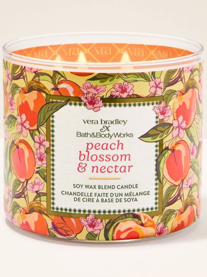 Bath & Body Works Peach Blossom & Nectar – vonná svíčka ze sójové voskové směsi v dekorovaném skle s květinově‑ovocným motivem.