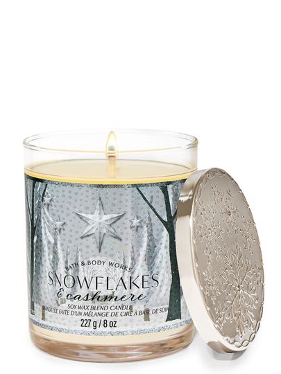 Świeca zapachowa „Snowflakes & Cashmere” z etykietą przedstawiającą zimowy las ze srebrnymi gwiazdami, Bath & Body Works.