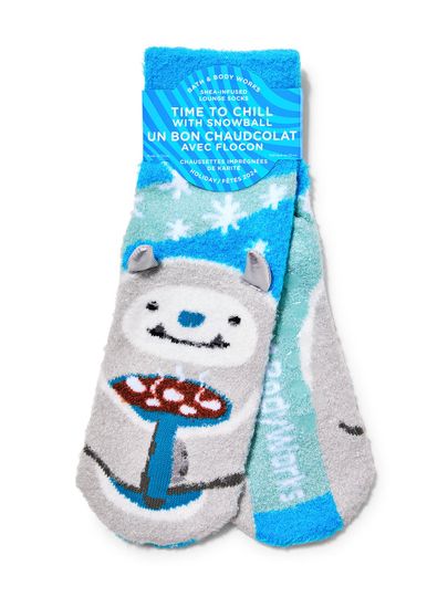 Miękkie skarpety ze wzorem potworka jedzącego gorącą czekoladę i śnieżynkami. Bath & Body Works.