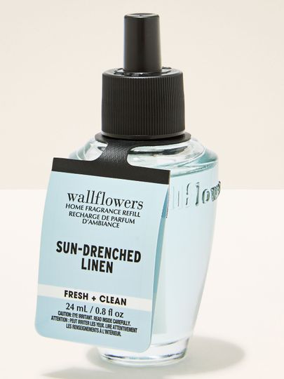 Náplň Wallflowers Sun‑Drenched Linen s čistou, svěží vůní v světle modré lahvičce 24 ml.