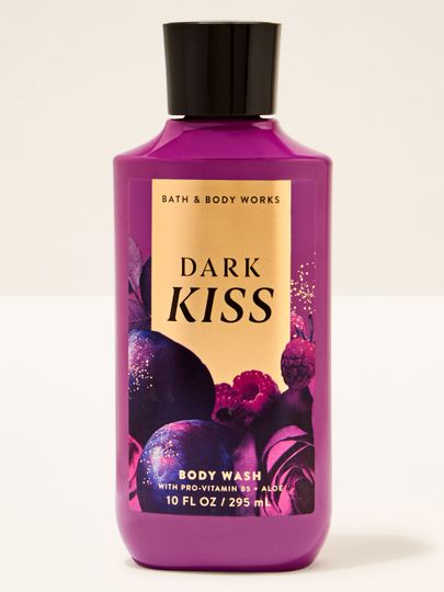 Sprchový gel Dark Kiss Bath & Body Works ve fialové lahvi s černým víčkem