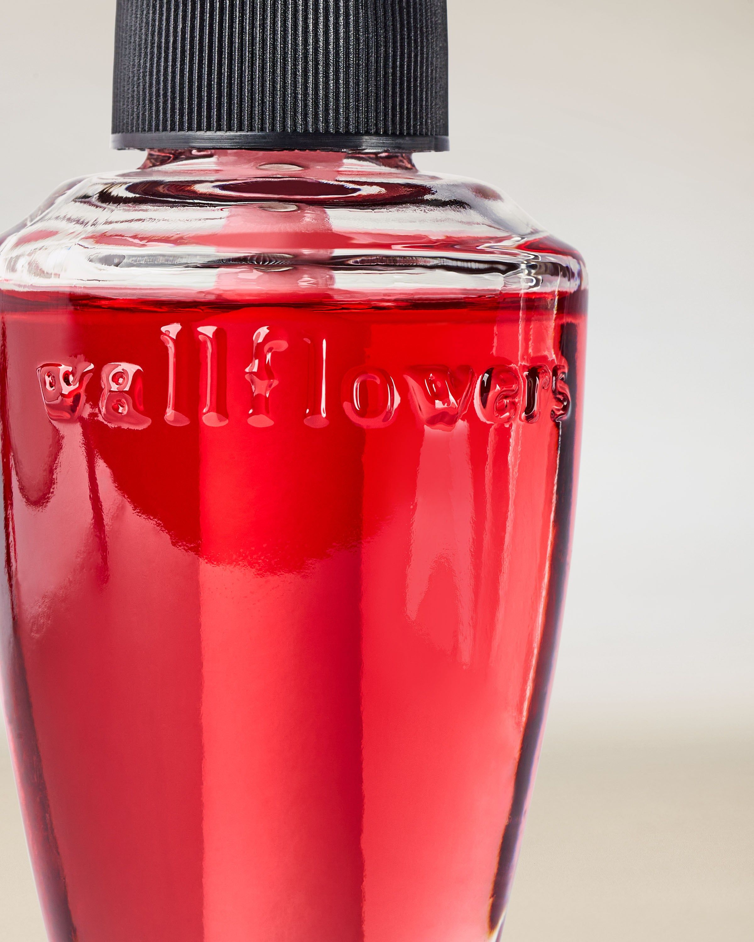 Náplň do Wallflowers Viva Brazil od Bath & Body Works ve skleněné lahvičce s černým knotem a růžovou náplní.