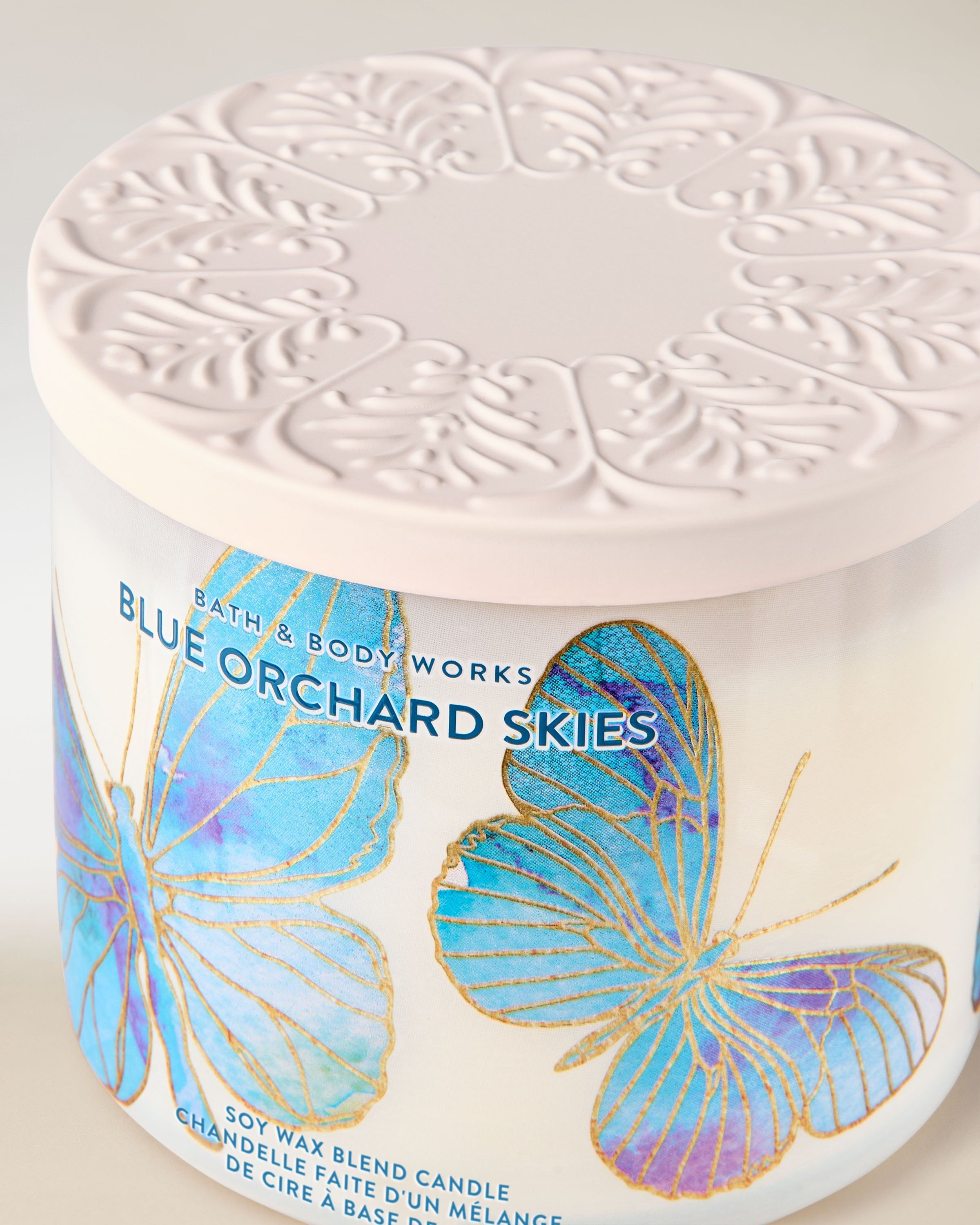 Svíčka Blue Orchard Skies Bath & Body Works z motýlí kolekce s jemnou svěží květinovou vůní.