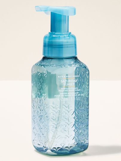 Pěnové mýdlo na ruce Bath & Body Works Saturday Sunset 259 ml ve světle modré lahvi s pumpičkou.