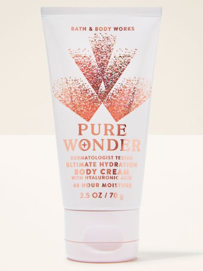 Pure Wonder – tělový krém Bath & Body Works v bílé tubě s růžovým třpytivým vzorem z kolekce Pure Wonder