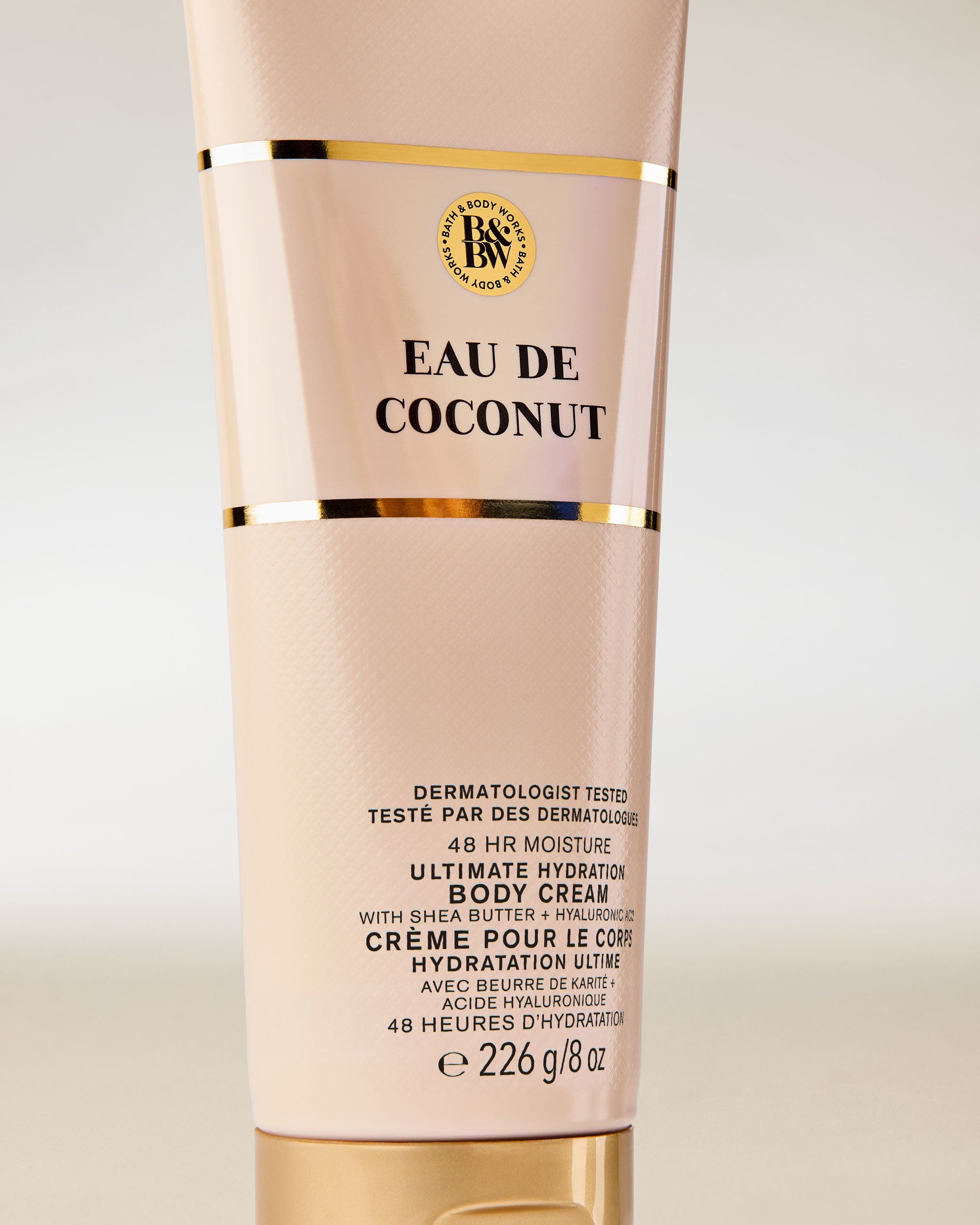 Tělový krém Eau de Coconut Bath & Body Works v béžové tubě se zlatými prvky – intenzivní kokosová hydratace.