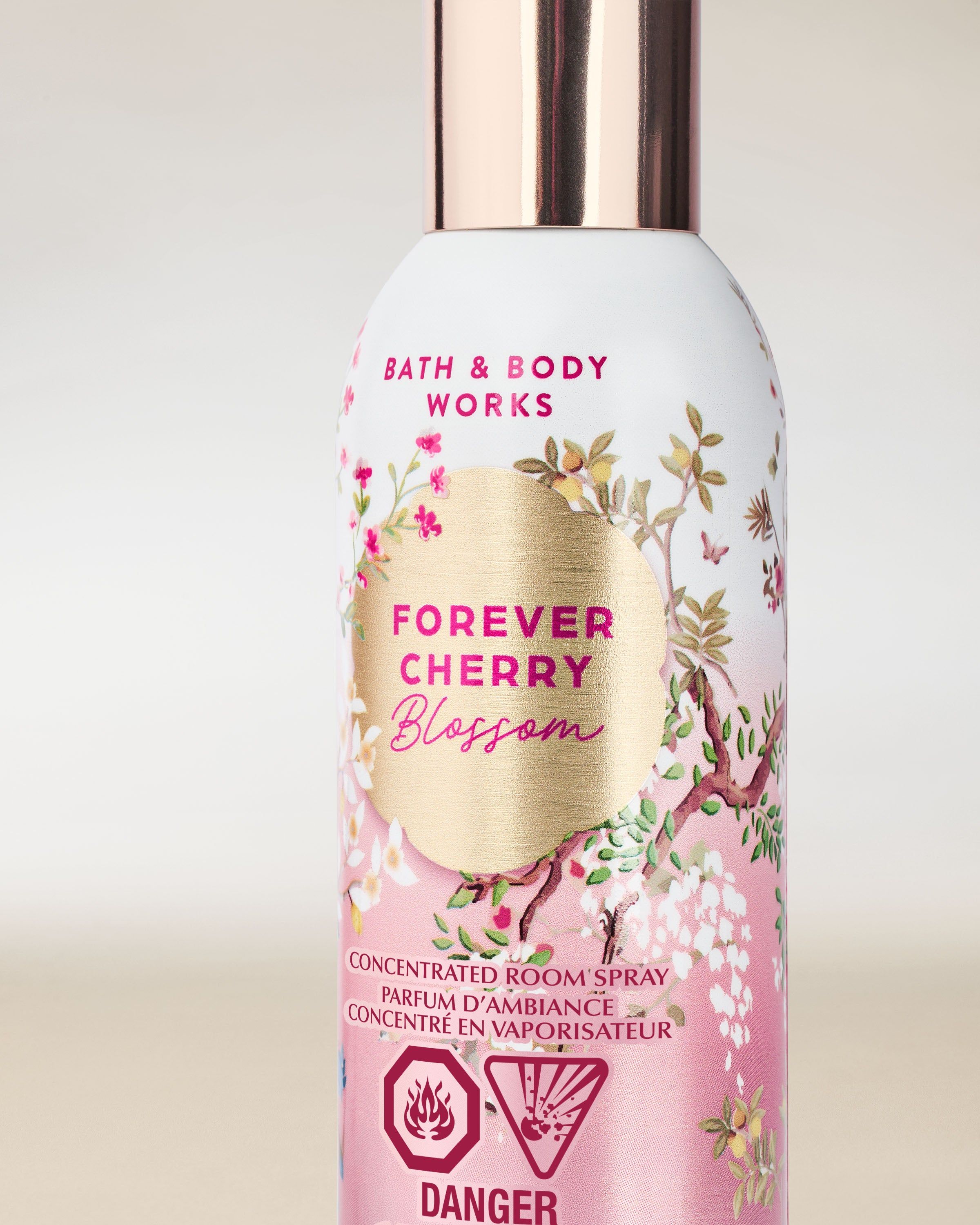 Bath & Body Works Forever Cherry Blossom – koncentrovaný pokojový sprej v bílém flakonu s květinovým motivem.