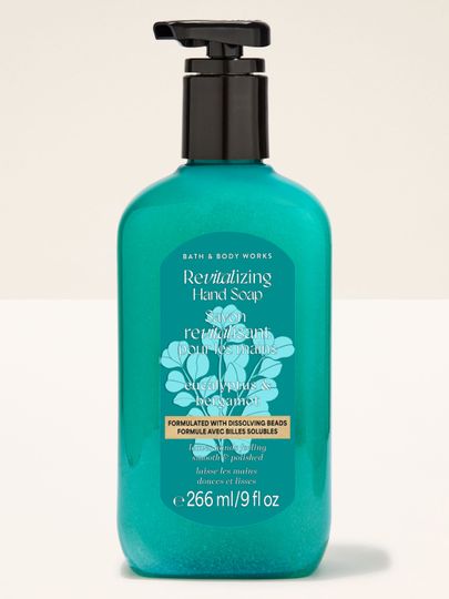Gel na mytí rukou Bath & Body Works Eucalyptus & Spearmint 266 ml v tyrkysové lahvi s pumpičkou.