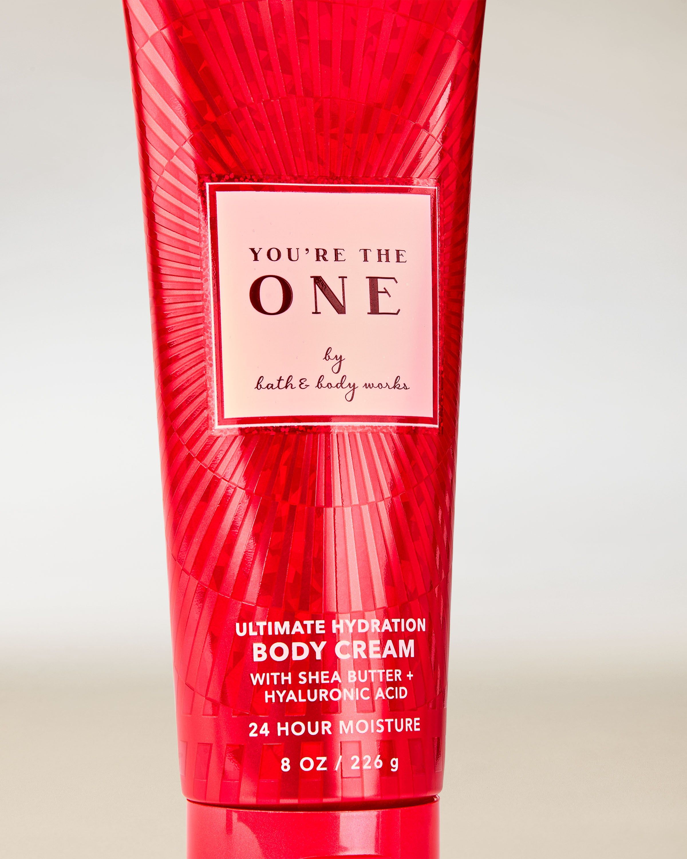 Tělový krém Bath & Body Works You’re The One v červené lesklé tubě, 226 g.